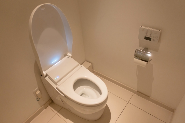 トイレの自動開閉で後悔する人が多い理由｜新築で採用する前に知るべき5つの注意点